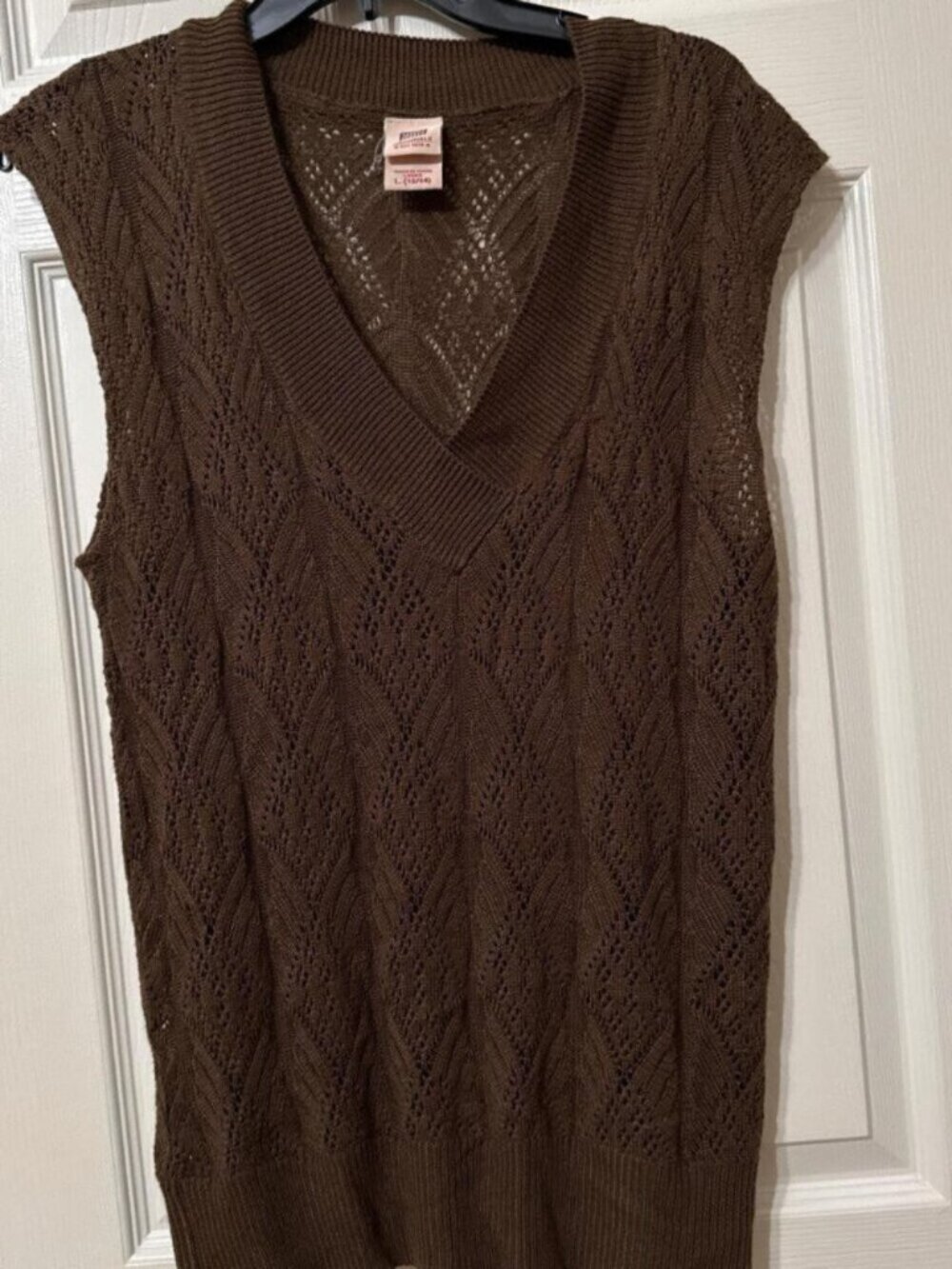 Brown sweater vest with V-neck and cap sleeves #knitwear